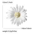 Emaillierte Gänseblümchen-Brosche mit silbernen Blütenblättern, Größe 4,2 cm x 4,0 cm - Weißer Stil (MM-BR-3651)