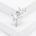 Elegante spilla a forma di uccello argento con petali di prugna e perla su sfondo bianco - Argento