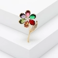 Dettaglio della spilla a fiore con cristalli colorati taglio a pera e perle bianche - Colorato
