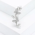 Elegante broche de mariposa plateado con cristales brillantes y perlas blancas sobre piedra - Plateado