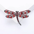 Détail de broche libellule avec strass rouges et texture d'aile filigrane argentée - Rouge