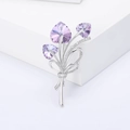 Dettaglio della spilla a bouquet con cristalli a cuore viola e fiocco in zirconi - Viola