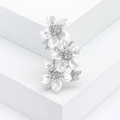 Dettaglio di un'elegante spilla a fiore con petali bianco perla e zirconi brillanti - Argento