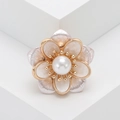 Elegante spilla a camelia con perla e petali in smalto rosa su sfondo bianco - Rosa (MM-BR-3661-PK)