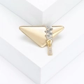 Spilla triangolare dorata minimalista con design a cerniera e pietre di zirconi lucidi - Oro