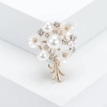 Eleganter Perlen-Blumenstrauß-Anstecknadel mit weißen Emaille-Blüten und Strasssteinen - Gold