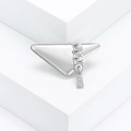 Spilla a triangolo argento con dettaglio zip in cristallo su espositore geometrico - Argento