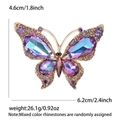 Elegante broche de mariposa con strass azules y morados y base dorada con detalles - Morado