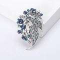 Spilla foglia vintage con cristalli blu su base argento su una piattaforma minimale - Blu (MM-BR-3708-BL)