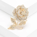 Eleganter goldener Rosen-Anstecknadel mit funkelnden weißen Strasssteinen auf weißem Grund - Gold