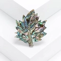 Exquise broche feuille d'érable en nacre d'abalone naturelle aux reflets irisés - Vert