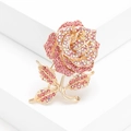 Funkelnde Rosenblüten Brosche mit rosa Strasssteinen und Roségold Überzug auf weißem Sockel - Rosa