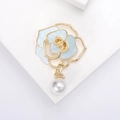 Élégante broche camélia aux pétales de nacre bleue et pendentif perle blanche - Bleu