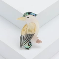 Spilla pappagallo elegante con inserti in conchiglia naturale su sfondo bianco pulito - Bianco