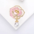 Broche camélia élégante en or avec émail rose et pendentif en perle blanche - Rose