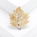 Détail de la broche feuille d'érable en nacre naturelle et incrustations de nacre d'ormeaux - Jaune