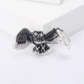 Spilla a forma di gufo retrò in lega d'argento con dettagli in smalto nero su bianco - Colore Argento Vintage (MM-BR-Silver-3705-SL)