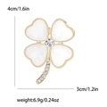 Spilla a quadrifoglio dorata con petali in madreperla bianca e zirconi, 4x3cm - Oro Bianco
