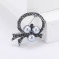 Broche vintage en métal argenté avec perles grises et strass sur socle blanc - Argent Antique Diamant Gris