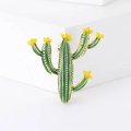 Schicke Emaille-Kaktus-Brosche in Grün mit gelben Blumen auf weißem Podest - Grün (MM-BR-3738)