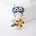 Elegante spilla a civetta con smalto blu, perla bianca e strass scintillanti - Gufo Blu (MM-BR-0169)