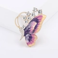Detalle macro del broche de mariposa en esmalte púrpura con pedrería y acabados dorados - Púrpura Dorado (MM-BR-3780-PU)