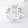 Elegante spilla a fiore con perle e strass su una base geometrica bianca minimalista - Argento