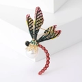 Elegante spilla a libellula dorata con strass colorati e accento di grande perla bianca - Colorato