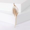 Spilla elegante a forma di giglio con smalto crema e strass lucidi su base dorata - Bianco