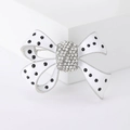 Elegante broche de lazo en esmalte blanco con lunares negros y cristales brillantes de plata - Blanco