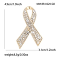Dettaglio spilla a fiocco con strass con dimensioni 4,9cm per 3,1cm e peso di 8,5 grammi - Oro