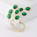 Vista macro di una spilla a pavone con gemme verdi e accenti di diamanti brillanti - Stile Pavone Verde (MM-BR-8454)