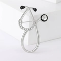 Macro della spilla a stetoscopio in argento con strass e dettagli in smalto nero - Argento