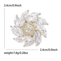 Broche fleur rotative en zircone cubique dorée avec étiquette de taille de 2,4 cm - Blanc