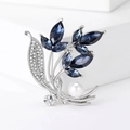 Dettaglio della spilla a orchidea con cristalli blu scuro, perla bianca e strass lucenti - Blu (MM-BR-3744-Blu-BL)