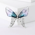 Vista detallada del broche de mariposa con pedrería, degradado azul y alas plateadas - Plata Púrpura