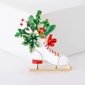 Detalle de un broche de patín de hielo en esmalte blanco con acebo y bastón de caramelo - Estilo Patines de Hielo Blanco (MM-BR-3753-WH)