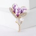 Detailansicht der lila Hibiskus-Brosche mit weißen Kristallen und einer eleganten Perle - Lila