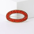 Dettaglio macro della spilla ovale dorata con perle rosse e chiusura a spilla - Rosso Solide (MM-BR-3746-RD)