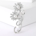 Detalle de broche de girasol elegante con pétalos plateados y perlas blancas - 3724-Plateado