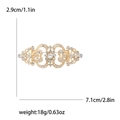 Elegante broche vintage dorado con cristales blancos y diseño de filigrana lujoso - Dorado
