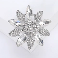 Makroaufnahme einer silbernen Kristall-Blumenbrosche mit Marquise-Steinen auf weiß - Silber