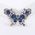 Elegante vlinderbroche met donkerblauwe kristallen en zilveren basis voor damesmode - Blauwe Stijl (MM-BR-3777-蓝色-BL)