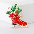 Broche navideño retro de patín de hielo con hojas de acebo y bastón de caramelo - Estilo Patines de Hielo Rojo (MM-BR-3753-RD)