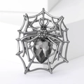 Detalle del broche de telaraña gótica con cristal negro y pedrería en acabado metálico - Negro