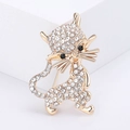 Detailaufnahme der Katzen-Brosche mit Goldbeschichtung und funkelnden Strasssteinen - Gold