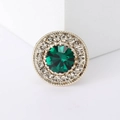 Eleganter Smaragdkristall-Brosche mit doppeltem Strass-Halo und goldenem Seilrand - Grün