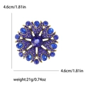 Dettaglio macro della spilla a fiore con cristalli blu e misure dei petali di strass - Blu (MM-BR-3742-BL)