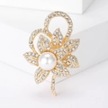 Eleganter Gold-Blumenbrosche mit funkelnden Strasssteinen und Perle auf weißem Hintergrund - Gold