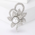 Eleganter Sonnenblumen-Brosche mit weißer Perle und Strasskristallen auf einem weißen Dekor - Silber